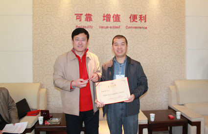 隆基董事长张承臣（右）荣获优秀科技工作者称号