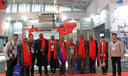 非洲大使及夫人与隆基领导亲切合影