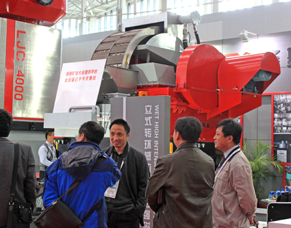 隆基总经理赵能平与客户亲密交流