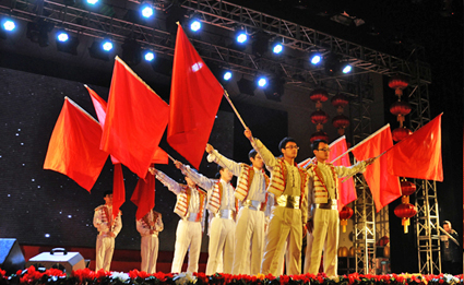 隆基员工表演旗舞展现风采