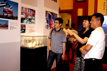 隆基副总经理李朝朋向嘉宾介绍展区