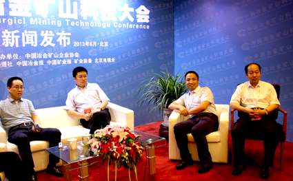 隆基总经理赵能平在新闻发布会上接受采访