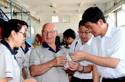 参会代表与俄罗斯专家进行现场实验并检验效果