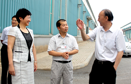 隆基董事长张承臣与东大党委书记孙家学（右）、市委书记王桂芬（左）交流