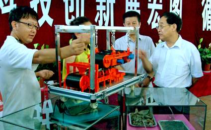 中国废钢铁应用协会名誉会长王镇武观看模型演示 中国废钢铁应用协会名誉会长王镇武观看模型演示